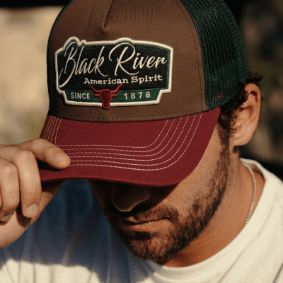 Czapka z daszkiem - Black River Outlaw Trucker (brązowy/zielony/czerwony)